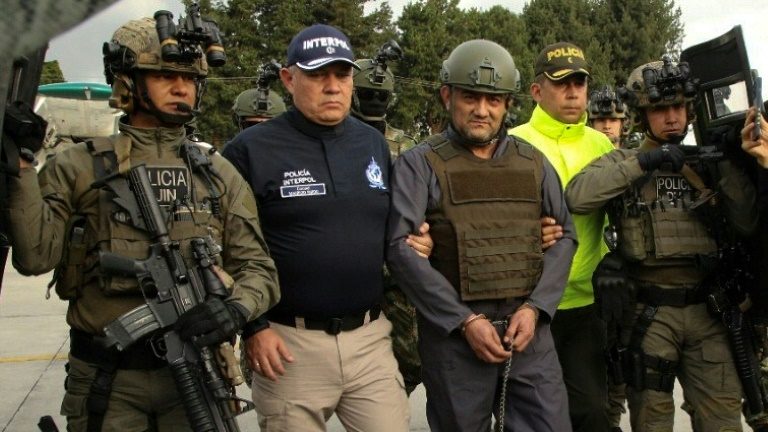 Policiais escoltam Otoniel em Bogotá - Presidência da Colômbia/AFP