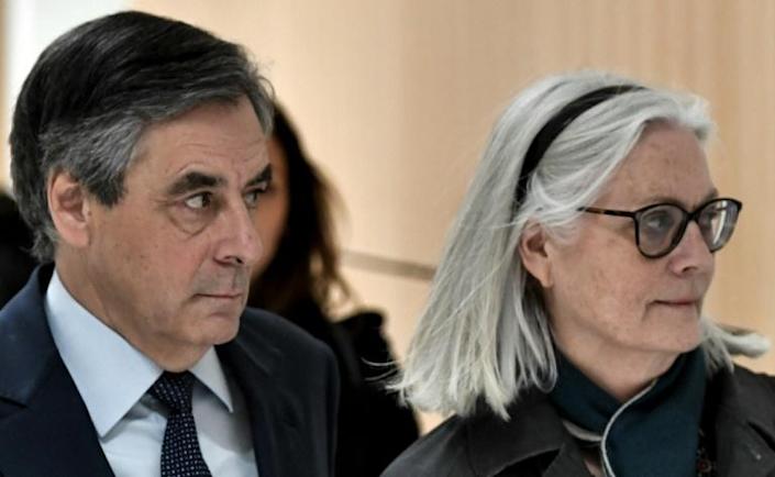 (Arquivo) Ex-premiê francês François Fillon e sua mulher, Penelope, comparecem à Justiça em 27 de fevereiro de 2020 (AFP/Stephane de Sakutin) (Stephane de Sakutin)