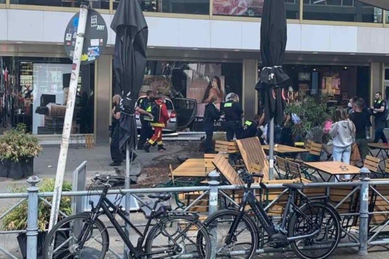 Carro-avanca-sobre-multidao-em-Berlim-compressed-1-600x400 (1)