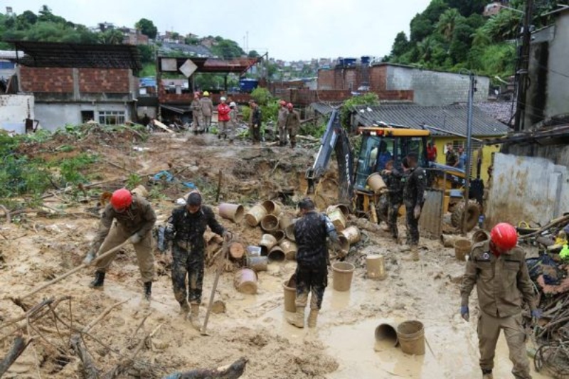 Exercito-Brasileiro-trabalha-na-regiao-metropolitana-do-recife-em-Pernambuco-depois-das-chuvas-5-600x400 (1)