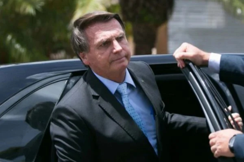 Foto-bolsonaro-saindo-de-carro-600x400