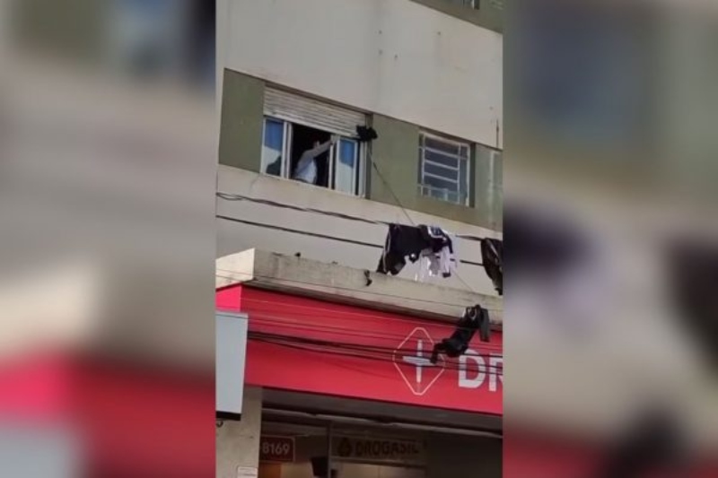 Mulher-joga-roupas-de-marido-em-fiacao-eletrica-em-Botucatu-SP-2-600x400