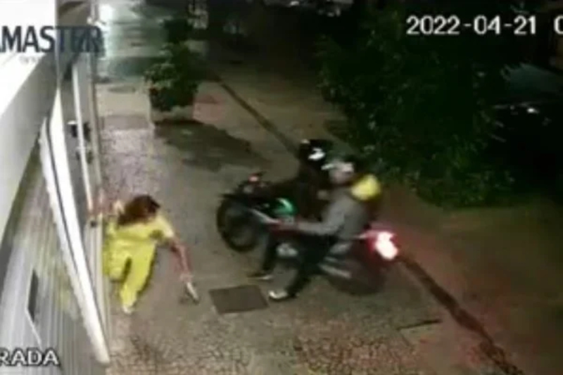 Video-mostra-mulher-sendo-puxada-pelos-cabelos-durante-assalto-no-Rio-1-600x400