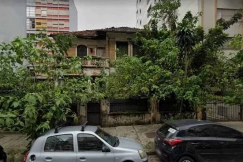 Mulher da Casa Abandonada: polícia cumpre mandado e entra em mansão