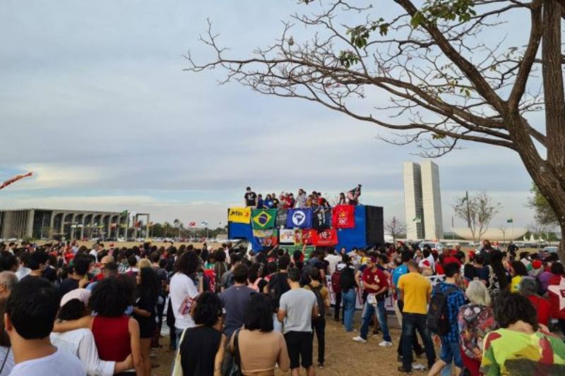Manifestantes caminharam até a Praça das Bandeiras em ato pró-democracia