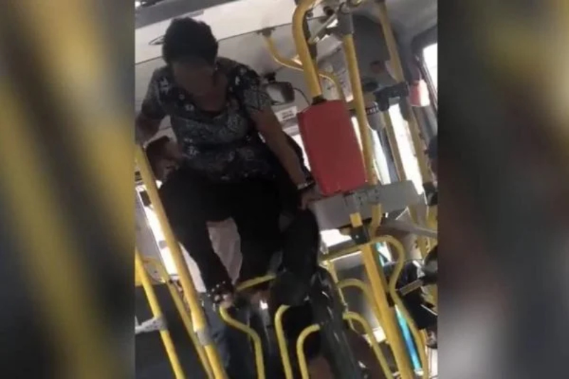 idosa-pula-catraca-de-onibus-para-fugir-de-briga-600x400
