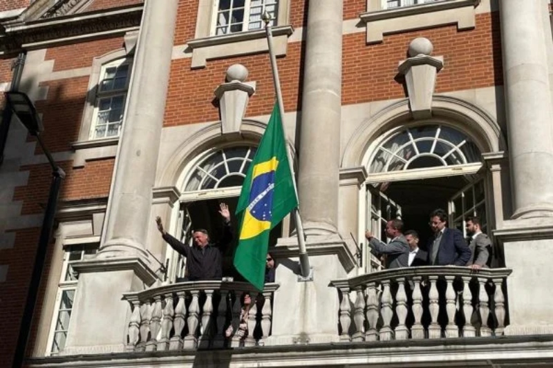 Bolsonaro-faz-discurso-na-embaixada-brasileira-em-Londres-600x400