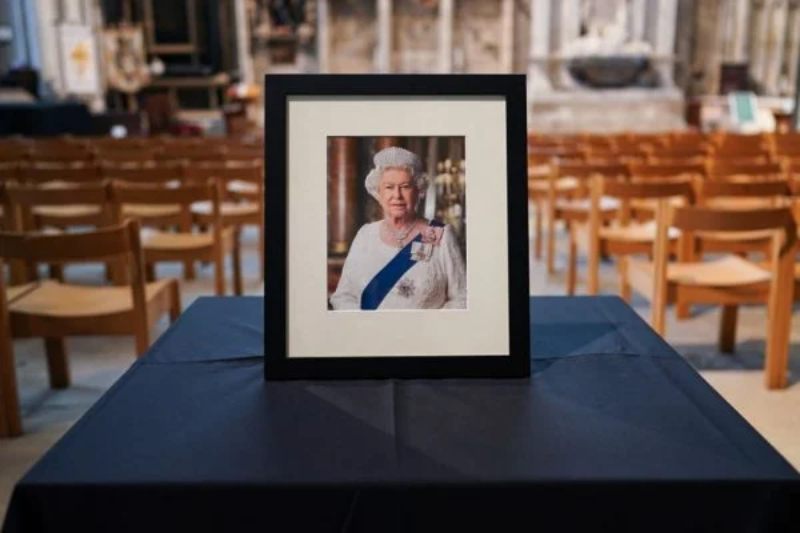 Corpo de Elizabeth II será velado na Escócia antes de ir de trem até Londres, onde acontecerão mais homenagens, o velório e o enterro