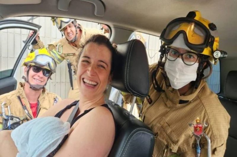 Com ajuda de bombeiros, mãe dá à luz em carro no Buraco do Tatu; vídeo