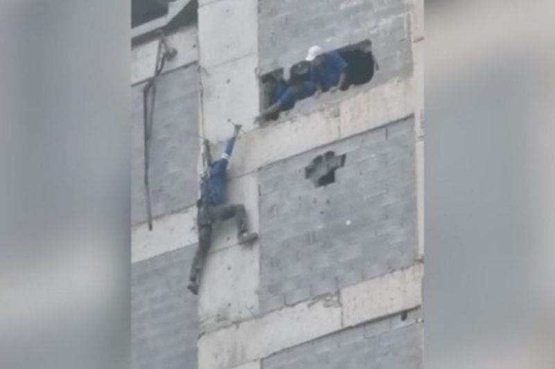 pendurado-predio-guaruja-funcionario-600x400