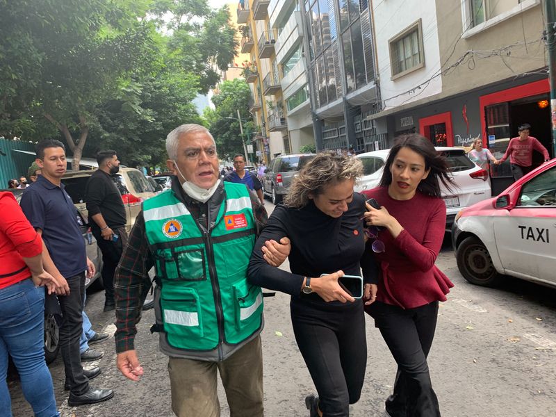 Pessoas nas ruas após terremoto na Cidade do México