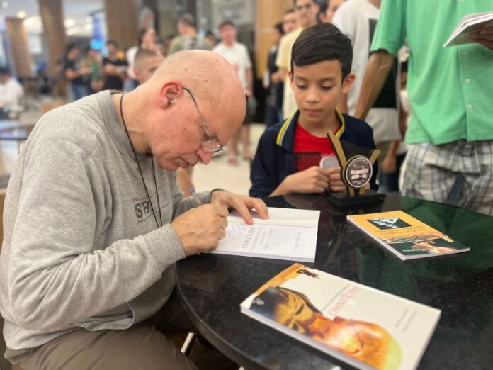 Inspiração e aprendizado com grande ícone 'Mequinho' marcam Torneio de  Xadrez Solidário em Manaus 