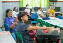 Mães e responsáveis de estudantes a participarem de palestra sobre violência