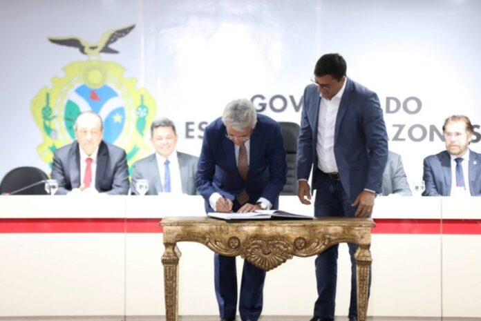 PAUDERNEY-ASSINA-O-ATO-DE-POSSE-2-1024x683 (1)