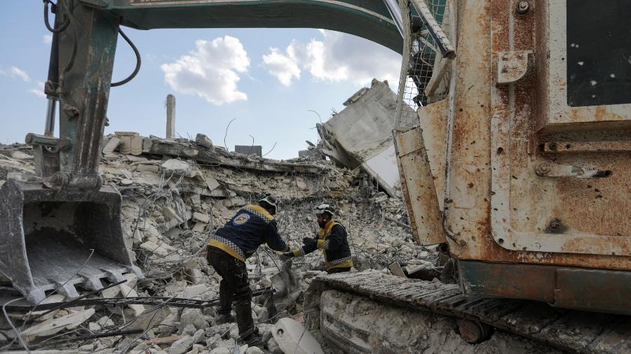 voluntarios-dos-capacetes-brancos-buscam-por-sobreviventes-em-escombros-em-jandaris-na-siria-1676210344703_v2_900x506