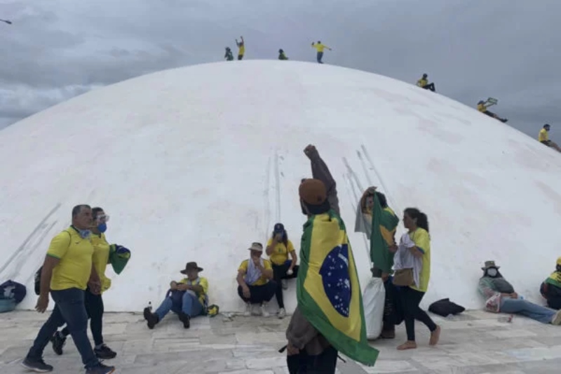 Manifestantes-bolsonaristas-terrorismo-enfrentam-a-polícia-invadem-e-destroem-o-Congresso-nacional-18-600x400