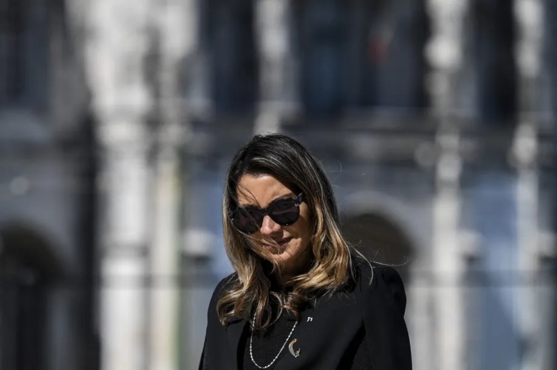 102789848-brazils-president-luiz-inacio-lula-da-silvas-wife-brazilian-sociologist-rosangela-janja