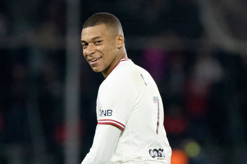 98713936-paris-saint-germains-french-forward-kylian-mbappe-reacts-during-the-french-l1-football