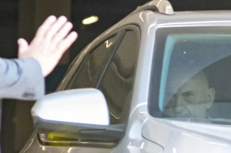 Ex-ministro-do-GSI-Gonçalves-Dias-deixa-a-sede-da-Polícia-federal-em-Brasília-após-prestar-depoimento-por-4-horas-4-600x400