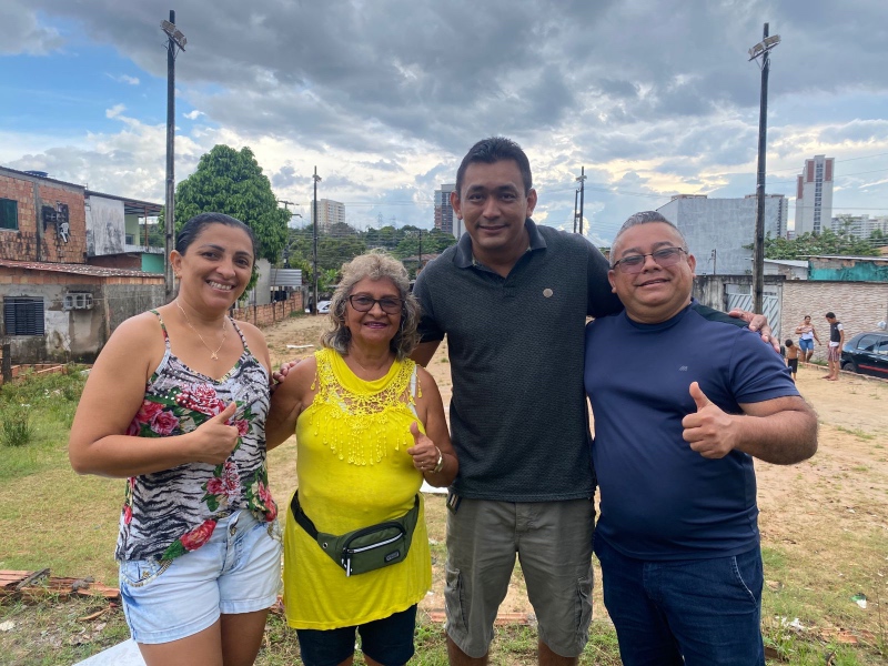 LÍDER COMUNITÁRIO DEMÉTRIO DOS SANTOS (ÚLTIMO, DA ESQUERDA PARA A DIREITA) E MORADORES DO LÍRIO DO VALE 2