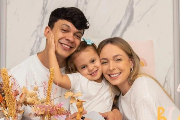 Tata Estaniecki anuncia nascimento do segundo filho e diz que família 'está  completa