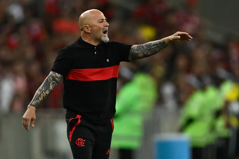 102764058-flamengos-argentine-coach-jorge-sampaoli-gives-instructions-to-his-players-during-the