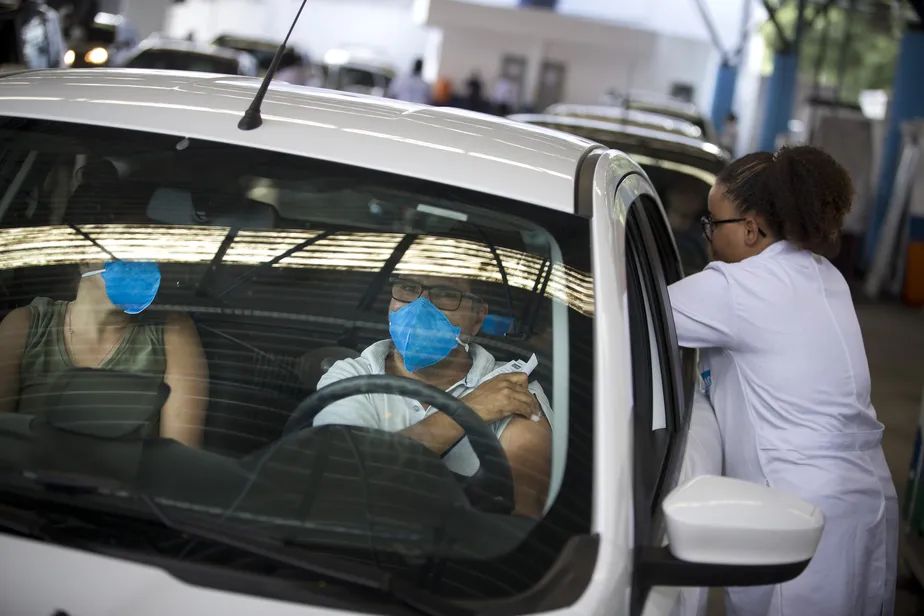 87612991-soc-rio-de-janeiro-rj-23-03-2020-coronavirus-vacinacao-contra-a-gripe-drive-thru-nos-post