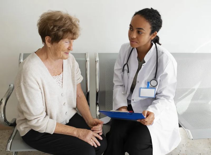 medico-falando-com-vista-frontal-do-paciente