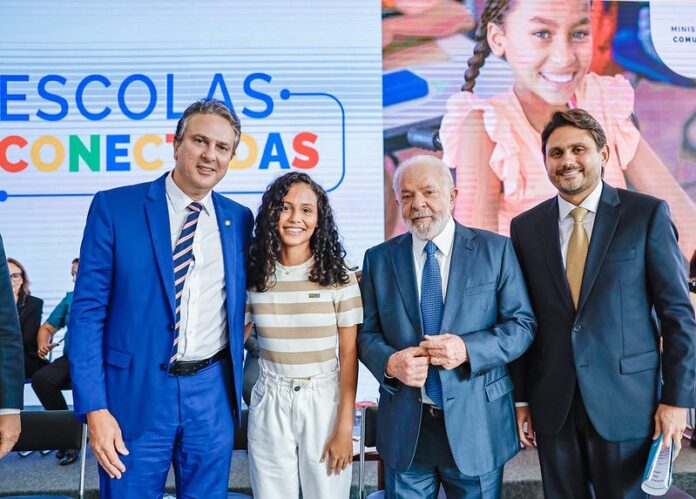 Educacao_Aluna-Manuela-Herculano-com-presidente-Lula-e-Ministros_Foto-Ricardo-Stuckert-PR-2