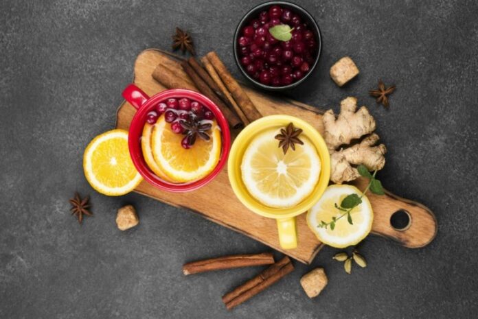 xicaras-com-cha-de-frutas-aromaon-tabuleiro-de-madeira-scaled-e1694806133689-2