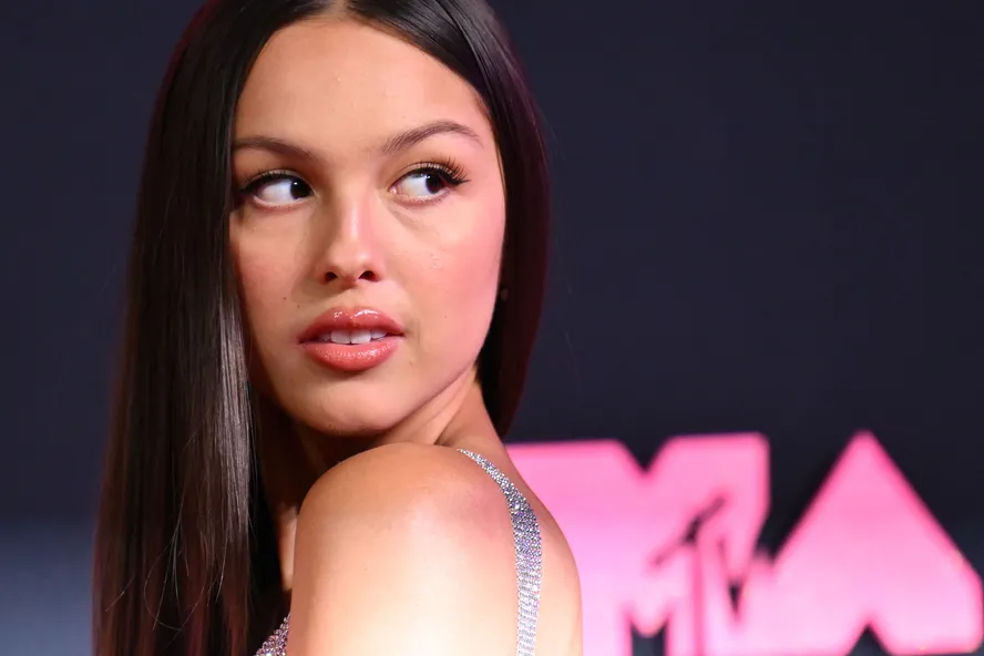 104285853-us-singer-olivia-rodrigo-arrives-for-the-mtv-video-music-awards-at-the-prudential-cent