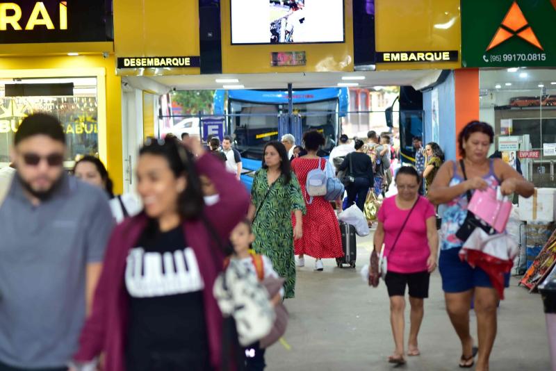 Arsepam-2-Passageiros-no-desembarque-da-Rodoviaria-de-Manaus-Arquivo-1568x1047 (1)