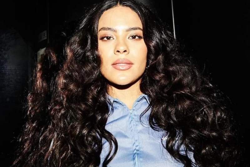 Bella-Campos-Beijando-Ator