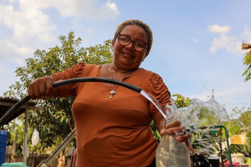 MORADORA BENEFICIADA COM ÁGUA - FOTO SEMCOM