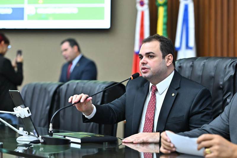 Proposta-de-Roberto-Cidade-que-incentiva-a-iniciacao-cientifica-entre-os-estudantes-avanca-nas-comissoes-da-Aleam-Foto-Herick-Pereira