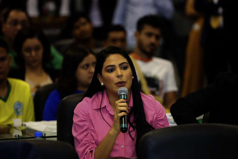 Deputada-Mayra-Dias-solicita-regularizacao-de-pagamentos-para-profissionais-de-saude-no-Hospital-de-Labrea-Foto-Tadeu-Rocha(1)