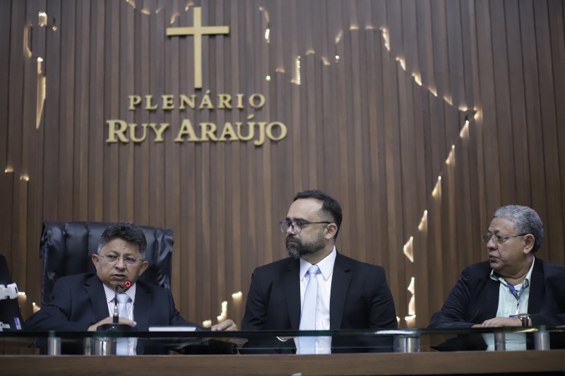 Sinesio-Campos-destaca-importancia-da-mineracao-sustentavel-em-Cessao-de-Tempo-com-secretario-da-Semig-Ronney-Peixoto(1)