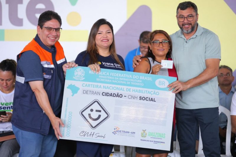 Wilson-Lima-acompanha-a-11a-edicao-do-Governo-Presente-com-acoes-de-cidadania-e-assina-regularizacao-fundiaria-para-moradores-do-Residencial-Petropolis-6_Alex-Pazuello-e-Diego-Peres-1024x682