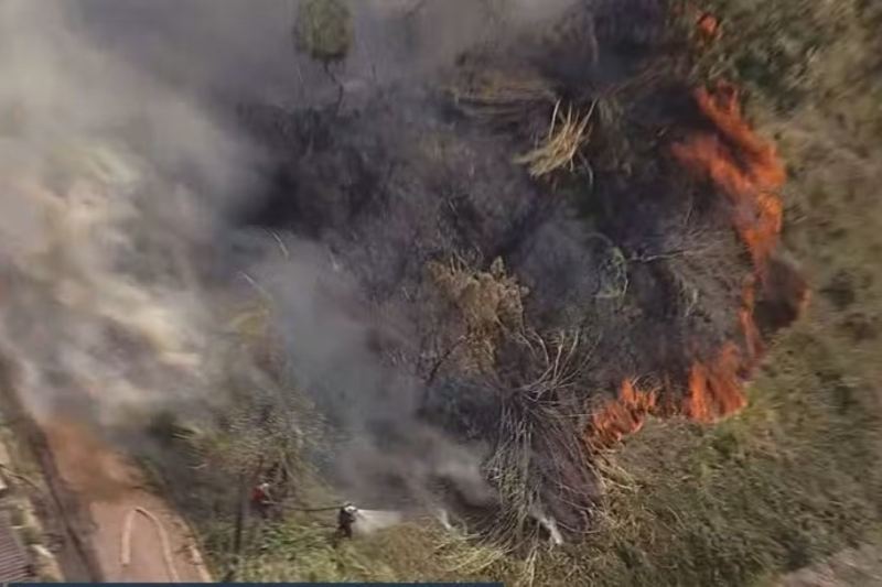 Fogo-atingiu-area-entre-duas-escolas-em-Carapicuiba.-Aulas-foram-suspensas(1)