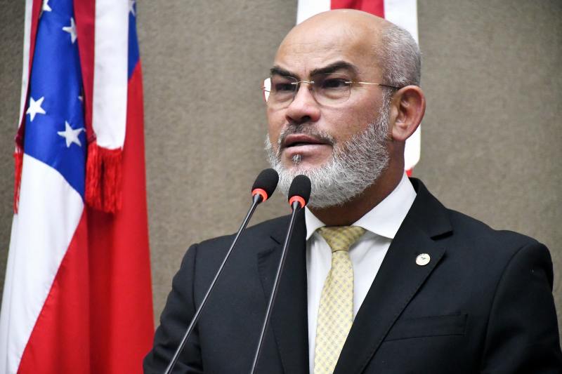 Deputado-Cabo-Maciel-solicita-reforma-da-Escola-Estadual-Humberto-de-Alencar-Castelo-Branco-em-Silves-Foto-Paullo-Ferraz-scaled (1)