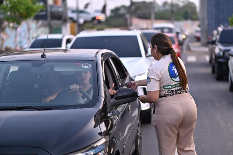 Nucleo-de-Protecao-a-Crianca-da-Aleam-realiza-sensibilizacao-em-sinais-de-transito-de-Manaus-Foto-Daniel-Nogueira (1)