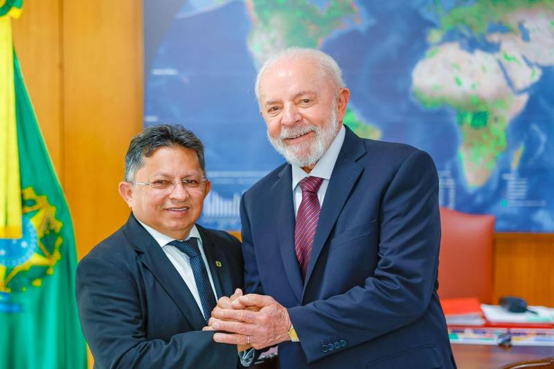 Sinesio-Campos-entrega-proposta-de-regularizacao-de-areas-em-Manaus-ao-presidente-Lula (1)