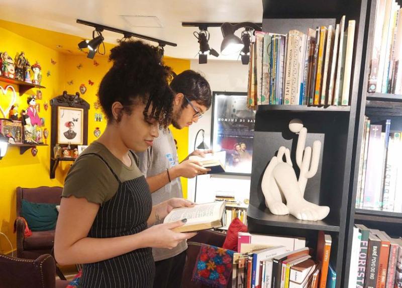 CIGAS_Visitantes-no-acervo-de-livros-do-Casarao-de-Ideias_Credito-da-Foto_Divulgacao_Cigas-768x1024 (1)