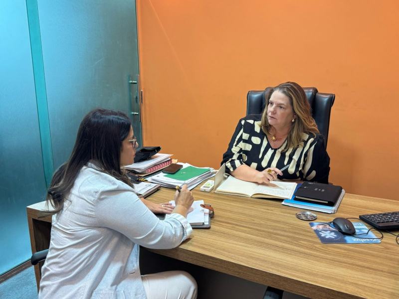 FVS-RCP_Boletim-TPT_Secretaria-de-Estado-de-Saude-Nayara-Maksoud_e_-diretora-presidente-da-FVS-RCP-Tatyana-Amorim_FOTO-Anne-Alves-FVS-RCP-1568x1176