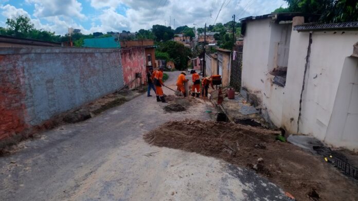 Prefeitura de Manaus realiza recuperação de redes de drenagem danificadas pelo descarte irregular de lixo na zona Norte 2