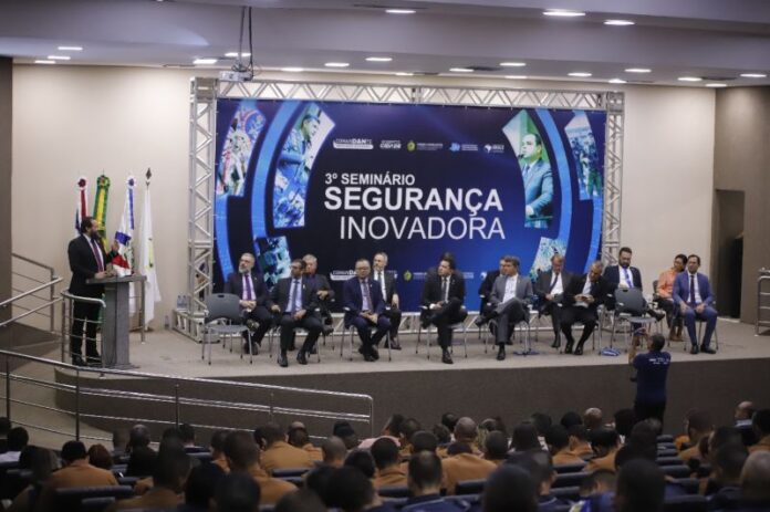 Seminario-na-Assembleia-Legislativa-do-Amazonas-debate-inteligencia-como-arma-contra-o-crime-Foto-Matheus-Rodrigues-Aleam
