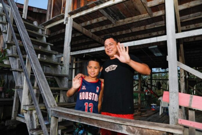 ‘Achei-louvavel-a-atitude-do-governador-diz-morador-de-Anama-beneficiado-com-ajuda-humanitaria-3_Foto-Antonio-Lima-Secom-1-1024x683