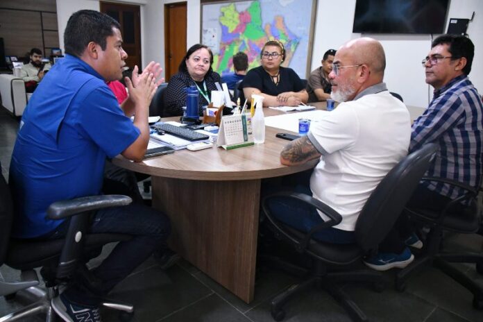 Cabo-Maciel-articula-expansao-da-bioindustria-em-Coari-com-apoio-da-Sepror-e-do-Idam-Foto-Paulo-Ferraz-scaled(1)