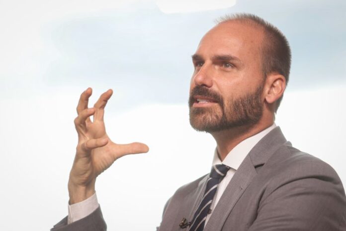 Deputado-Eduardo-Bolsonaro-PL-SP-é-entrevistado-pelo-colunista-Paulo-Cappelli-no-estúdio-Metrópoles-12 (1) (1)