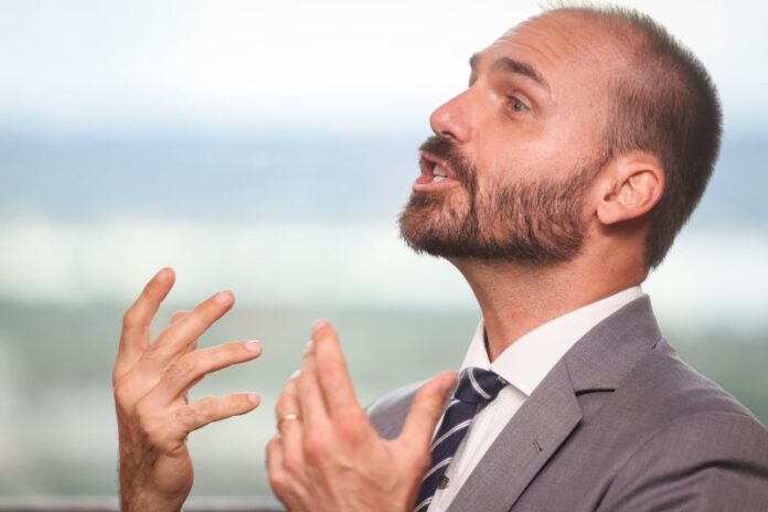 Deputado-Eduardo-Bolsonaro-PL-SP-é-entrevistado-pelo-colunista-Paulo-Cappelli-no-estúdio-Metrópoles-14(1)